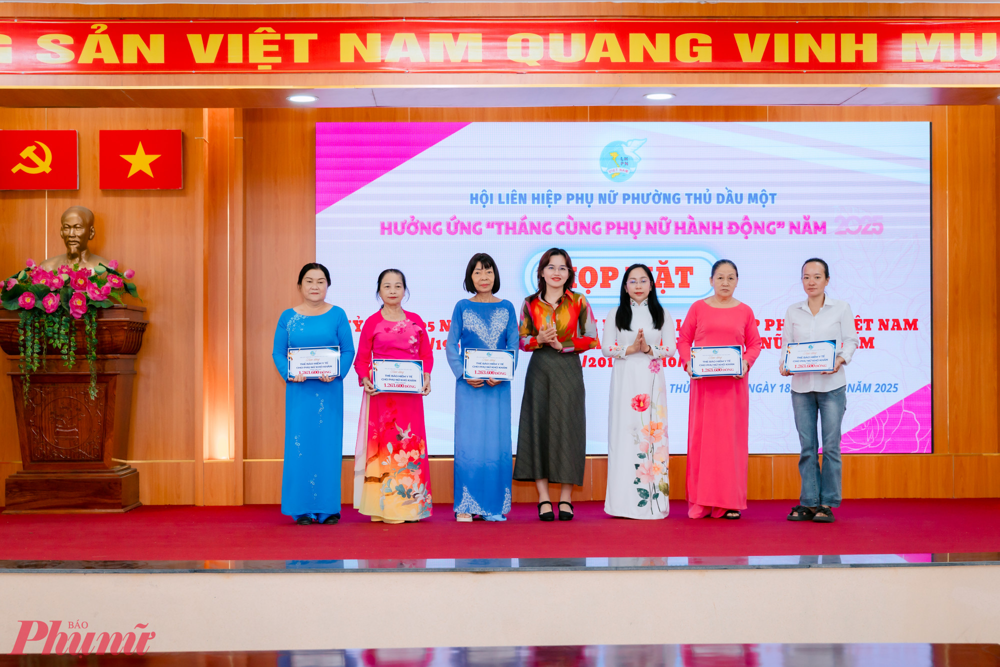 Bảng tượng trưng thẻ bảo hiểm y tế được trao đến tay các chị em - Ảnh: Hội LHPN phường Thủ Dầu Một