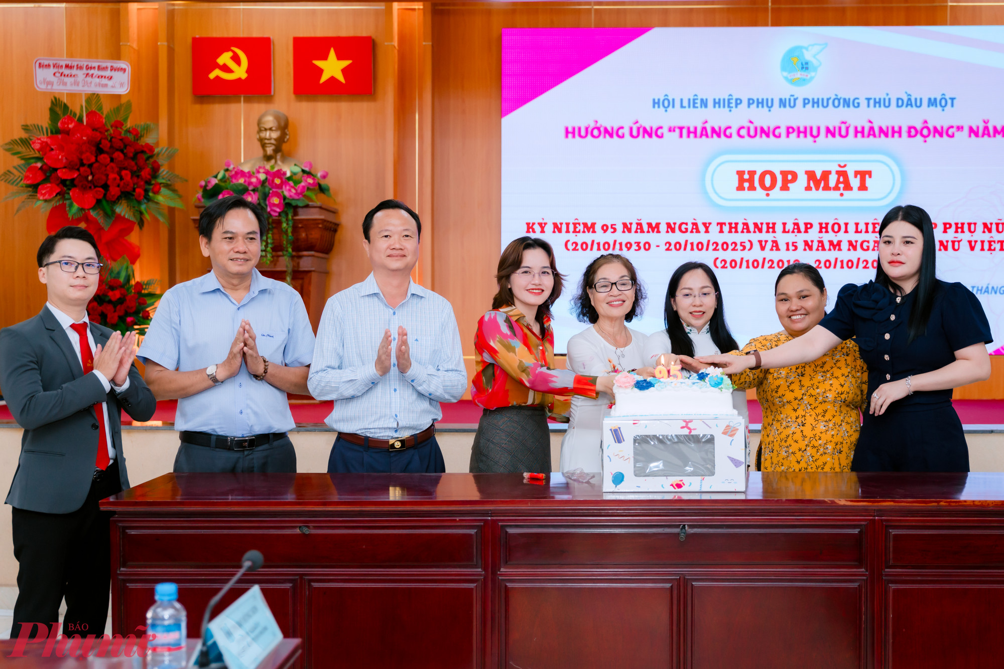 Đại biểu cùng chị em phường Thủ Dầu Một cắt bánh kem mừng Ngày Phụ nữ Việt Nam 20/10 - Ảnh: Hội LHPN phường Thủ Dầu Một