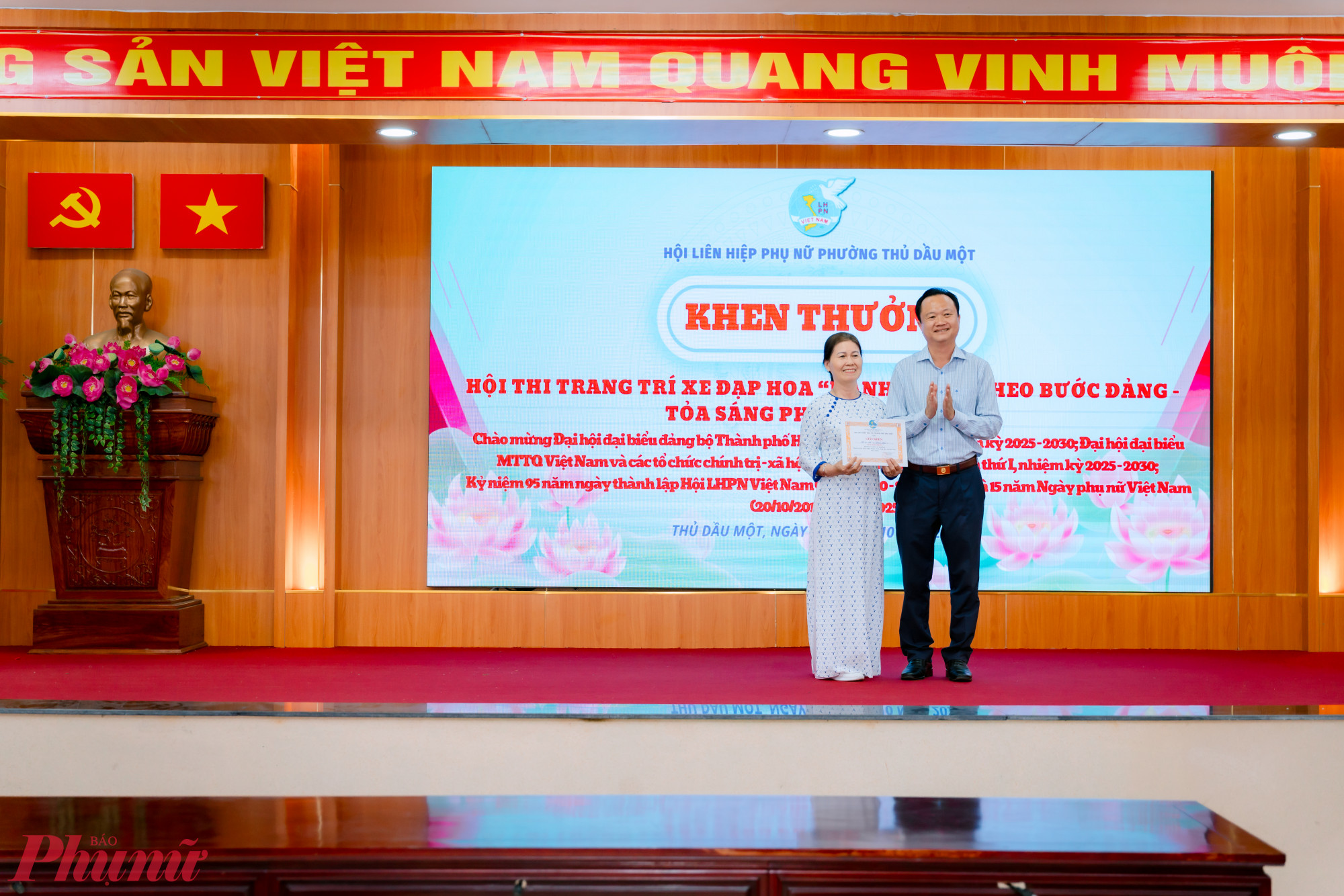 Ông Phạm Văn Nồng – Phó bí thư thường trực Đảng ủy phường Thủ Dầu Một – trao giải nhất hội thi trang trí xe đạp hoa cho đại diện Chi hội Phụ nữ khu phố Chánh Nghĩa 5 - Ảnh: Hội LHPN phường Thủ Dầu Một