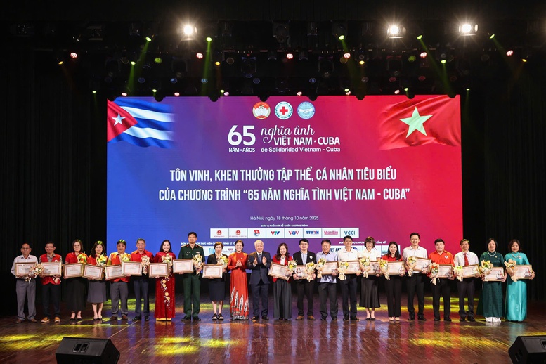 Nhân dân Việt Nam ủng hộ nhân dân Cuba anh em 615 tỷ đồng Chương trình tôn vinh, khen thưởng tập thể, cá nhân tiêu biểu của Chương trình 65 năm nghĩa tình Việt Nam - Cuba - Ảnh: VGP