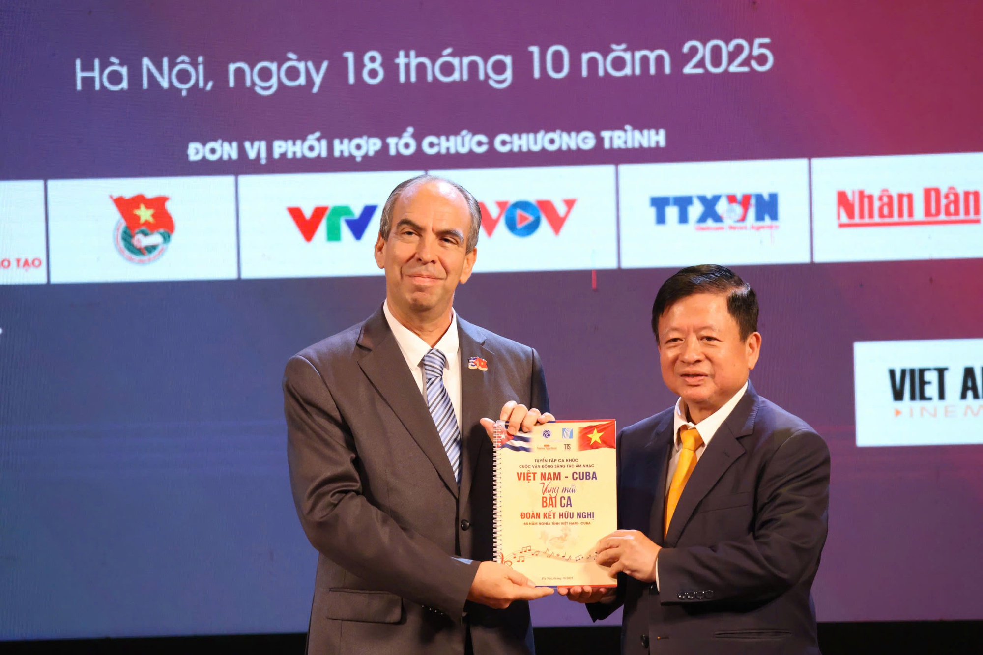 Nhân dân Việt Nam ủng hộ nhân dân Cuba anh em 615 tỷ đồng Đồng chí Rogelio Polanco Fuentes, Đại sứ Đặc mệnh toàn quyền Cuba tại Việt Nam nhận bản demo tuyển tập các ca khúc sáng tác về Việt Nam - Cuba - Ảnh: VGP