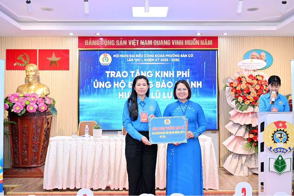 Công đoàn phường Bàn Cờ đã trao tặng tiền ủng hộ đồng bào bị bão lũ do đại biểu tham dự hội nghị ủng hộ. Ảnh : BTC 
