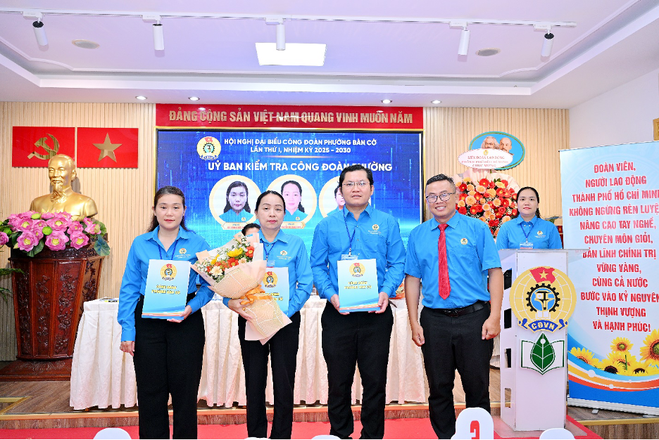 Ra mắt Ban chấp hành và Ủy ban kiểm tra Công đoàn phường Bàn Cờ khóa I, nhiệm kỳ 2025-2030 tại hội nghị. Ảnh: BTC