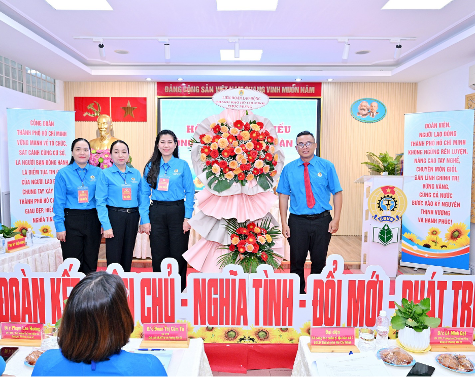 Công đoàn phường Bàn Cờ nhận hoa chúc mừng của Liên đoàn Lao động TPHCM. Ảnh: BTC