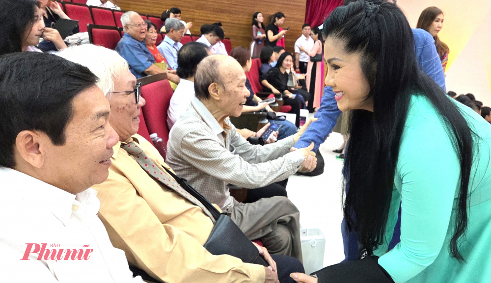NS ƯT Tú Sương thăm hỏi các nghệ sĩ tiền bối.
