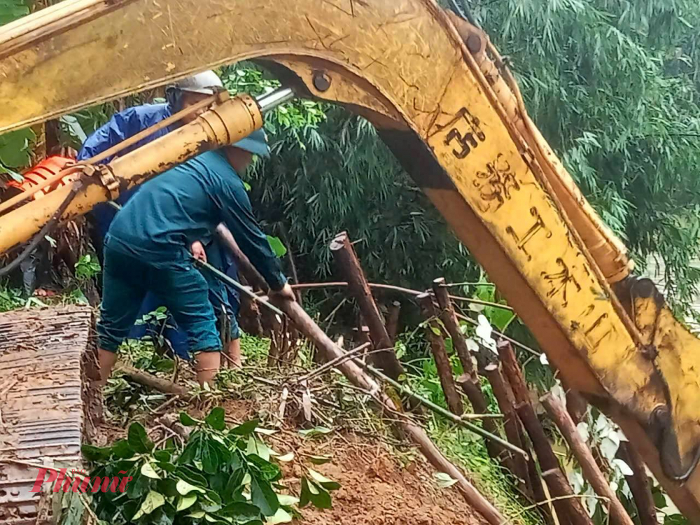 Dưới sự cán bộ thôn và sự trợ lực lượng của Ban Chỉ huy phòng thủ khu vực 3 - Phú Lộc, đã tổ chức khắc phục bằng phương án cắm cọc, lót bạt, đắp bao cát, gia cố tạm thời, tránh nguy cơ sạt lở trước mắt.