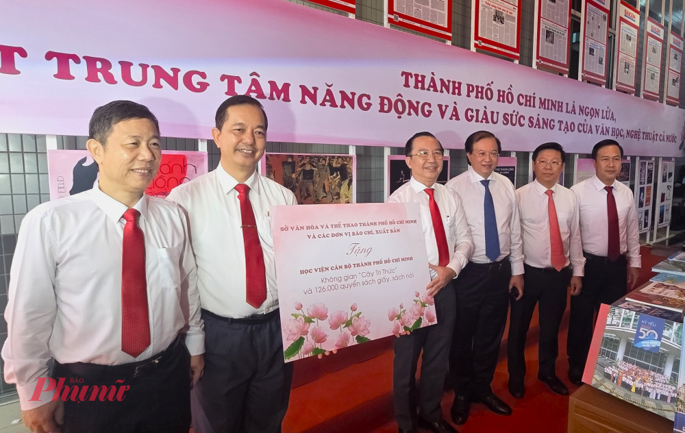 Hoạt động thể hiện sự quan tâm sâu sắc của lãnh đạo TPHCM trong việc phát triển văn hóa đọc và nuôi dưỡng tình yêu tri thức trong thế hệ trẻ.