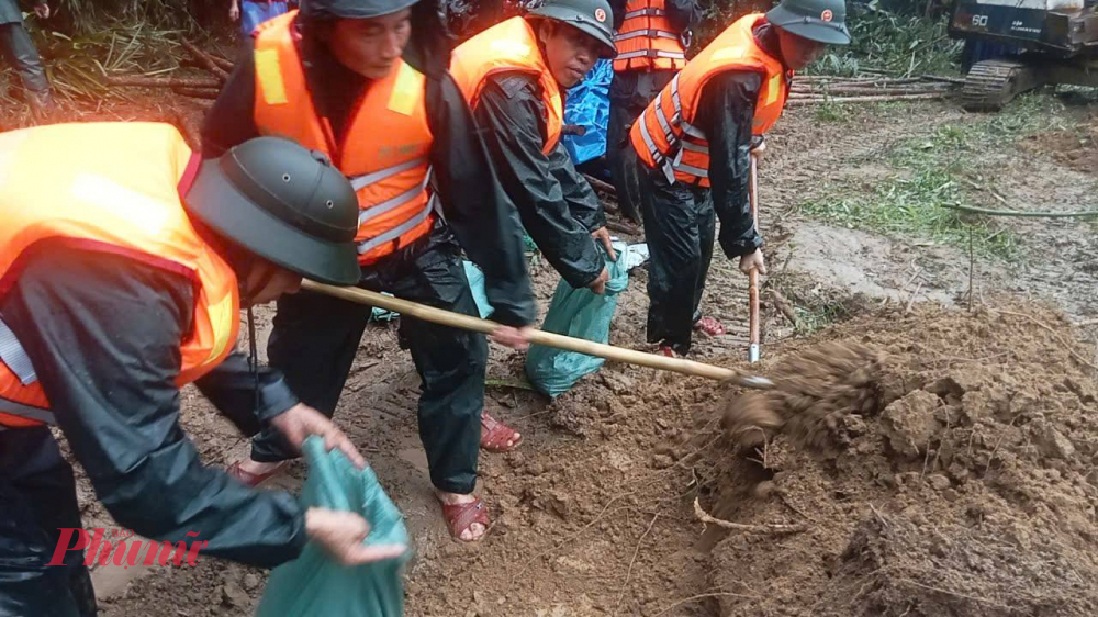 Nhiều năm qua, hàng chục hộ dân định cư dọc sông Bù Lu, xã Chân Mây - Lăng Cô, thành phố Huế luôn sống trong cảnh lo âu, bất an do tình trạng sạt lở ngày càng nghiêm trọng, đặc biệt trong mùa mưa lũ. Dù vấn đề này đã kéo dài gần 10 năm, người dân đã nhiều lần kiến nghị với chính quyền sớm xây kè bảo vệ nhưng đến nay thành phố vẫn chưa bố trí kinh phí để triển khai dự án.