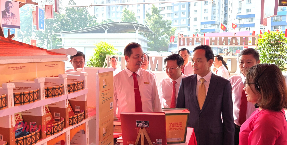 Bí thư Thành ủy TPHCM Trần Lưu Quang và các đại biểu