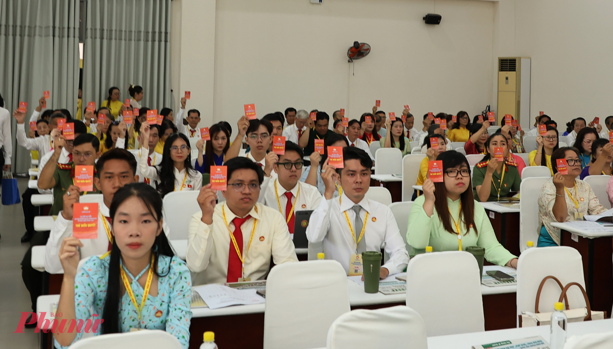 Đại biểu tham gia biểu quyết các nội dung tại Đại hội - Ảnh: MTTQ phường Bàn Cờ 
