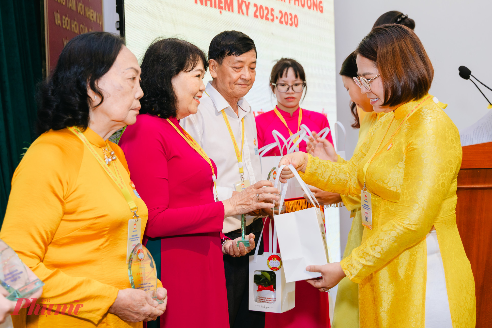 Bà Đoàn Thị Cẩm Tú - Chủ tịch Ủy ban MTTQ Việt Nam phường Bàn Cờ - tặng quà tri ân các ủy viên không tham gia ủy ban MTTQ Việt Nam phường nhiệm kỳ 2025-2030