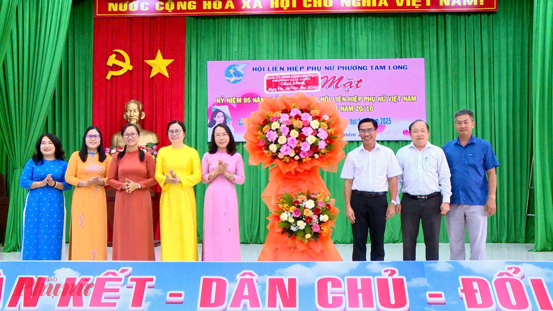 Lãnh đạo địa phương tặng hoa chúc mừng kỷ niệm 95 năm Ngày thành lập Hội LHPN Việt Nam và 15 năm Ngày Phụ nữ Việt Nam 20/10.