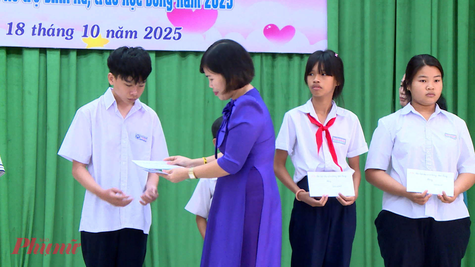 Cô Nguyễn Thị Lê - mạnh thường quân hỗ trợ 7 suất học bổng