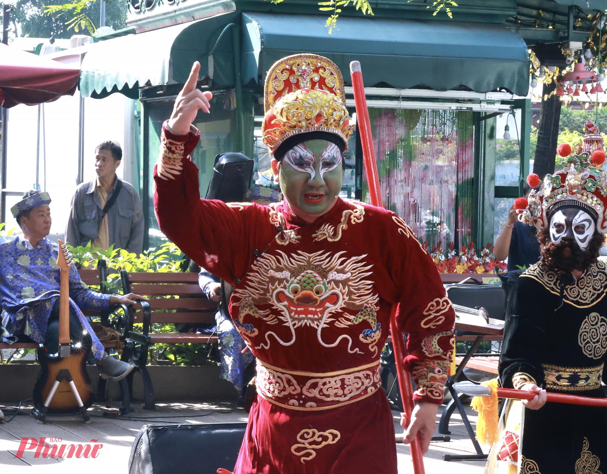 Nghệ sĩ hát bội Bảo Châu trong vai Khương Linh Tá