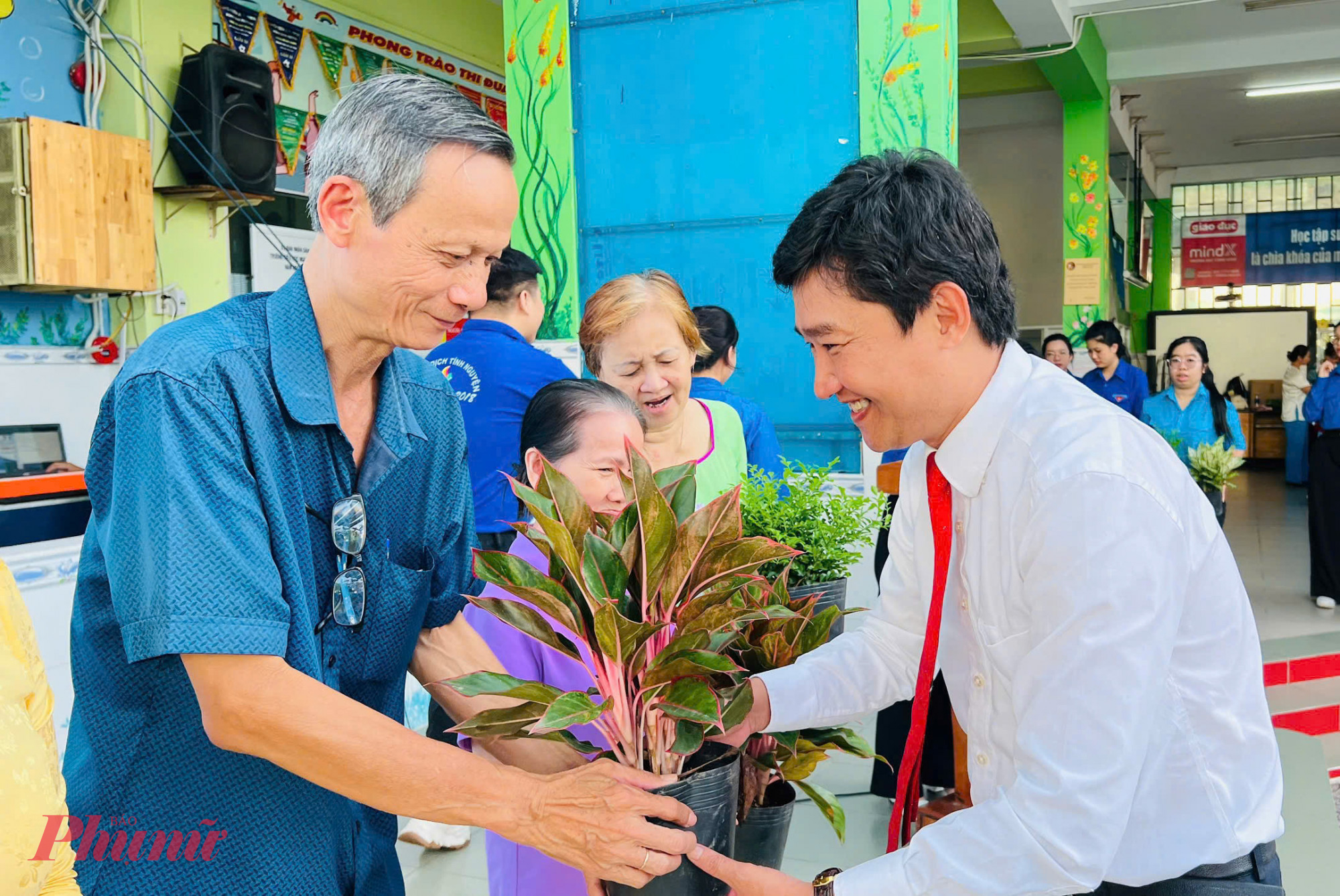 Ông Nguyễn Quốc Dương - Phó Bí thư Đảng ủy, Chủ tịch UBND phường Bình Tây - tặng cây xanh đến các đại biểu đến cấp ủy chi bộ