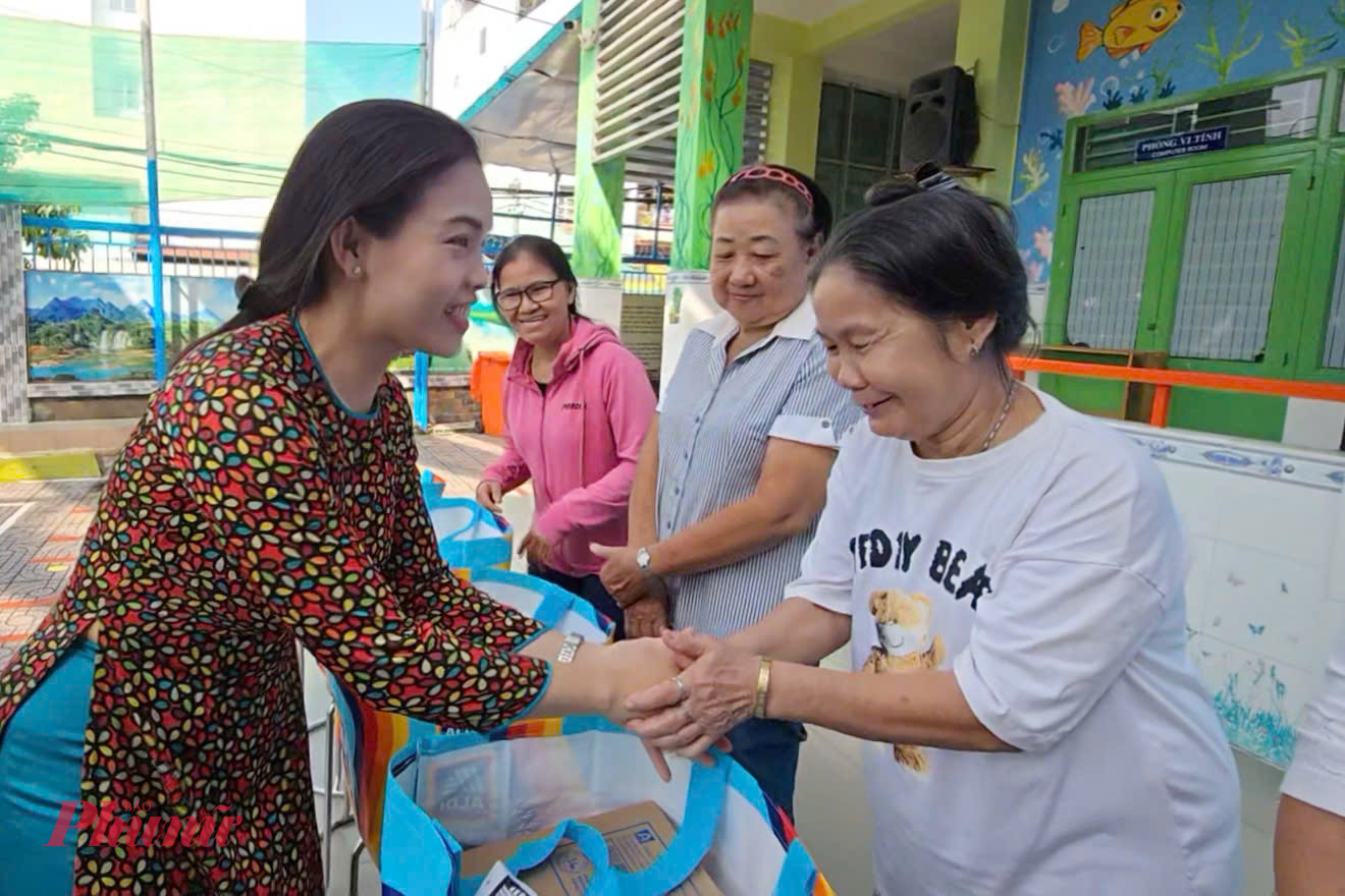 Niềm vui của nhiều phụ nữ khó khăn được chăm lo tại ngày họp mặt, kỷ niệm ngày của giới 20/10 - Ảnh: Trang Nguyễn 