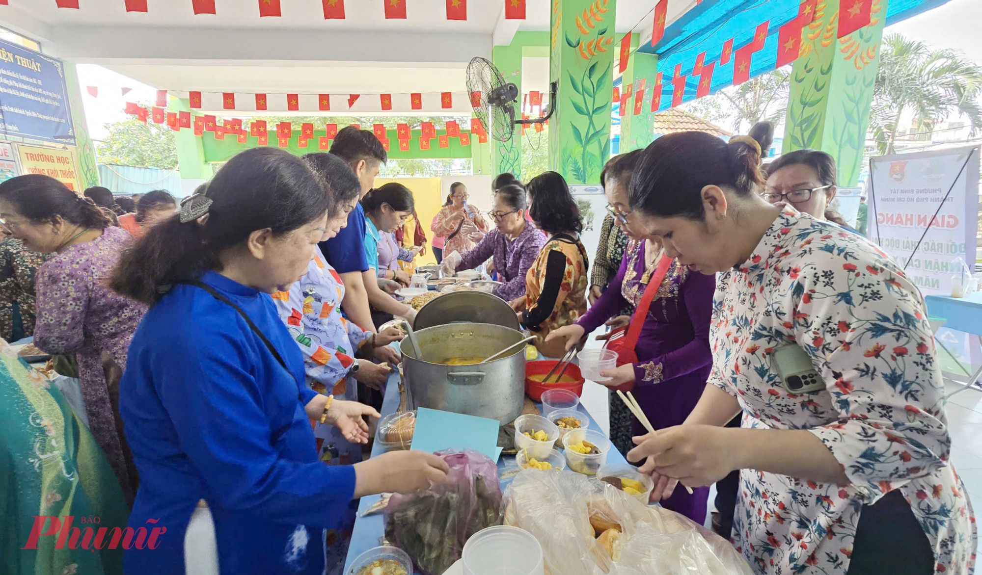Gian hàng ẩm thực phục vụ bữa ăn ngon cho các đại biểu và phụ nữ khó khăn tham gia chương trình - Ảnh: Trang Nguyễn 