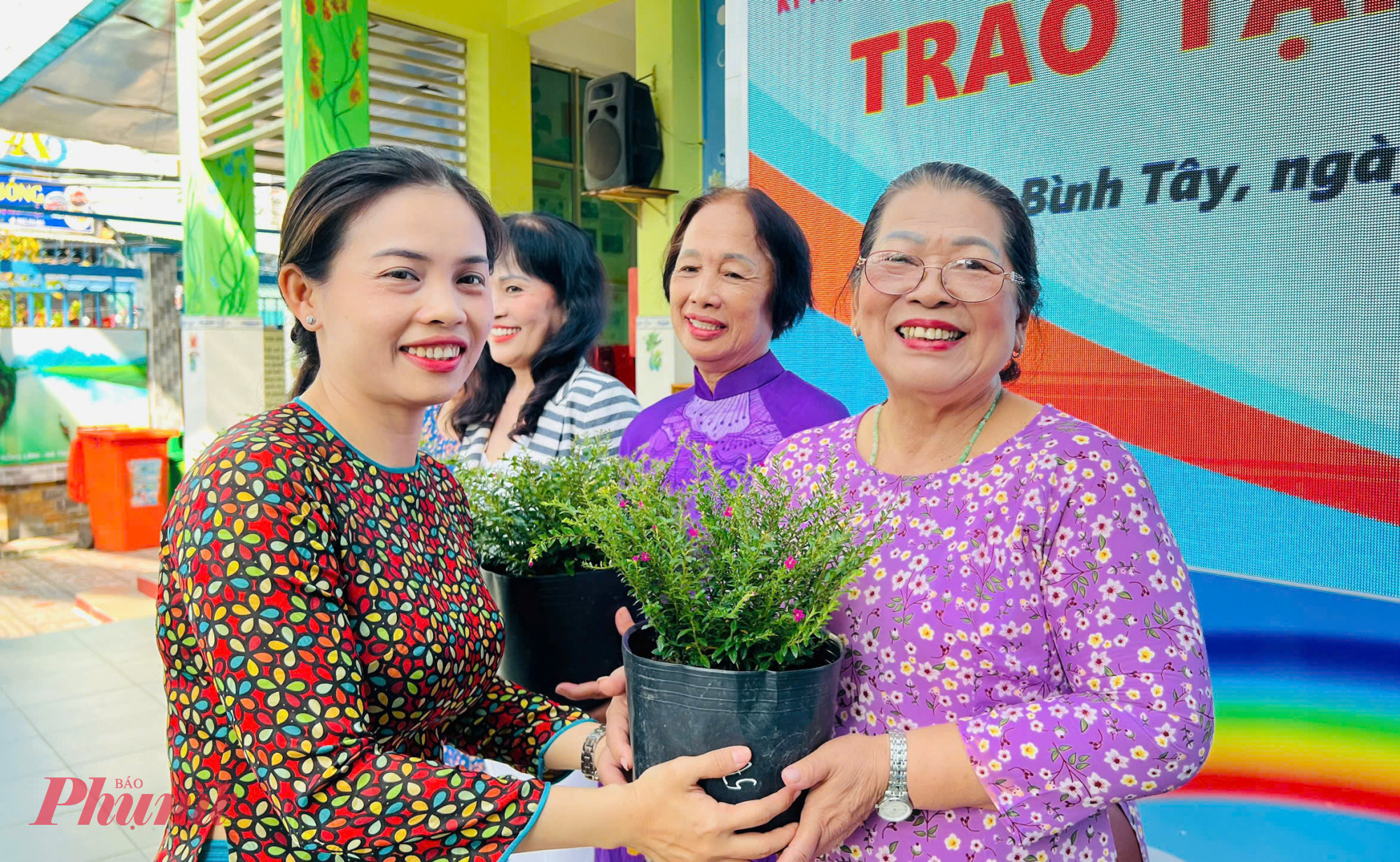 Hội LHPN phường Bình Tây cũng trao tặng cây xanh đến các khu phố - Ảnh: Trang Nguyễn 
