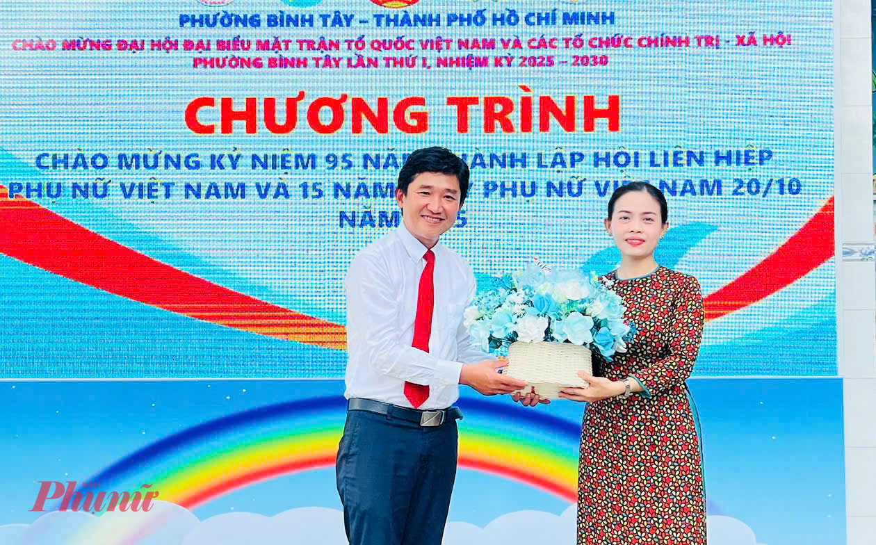 Lãnh đạo phường Bình Tây tặng đến Hội LHPN phường, chúc mừng ngày kỷ niệm giới - Ảnh: Trang Nguyễn 