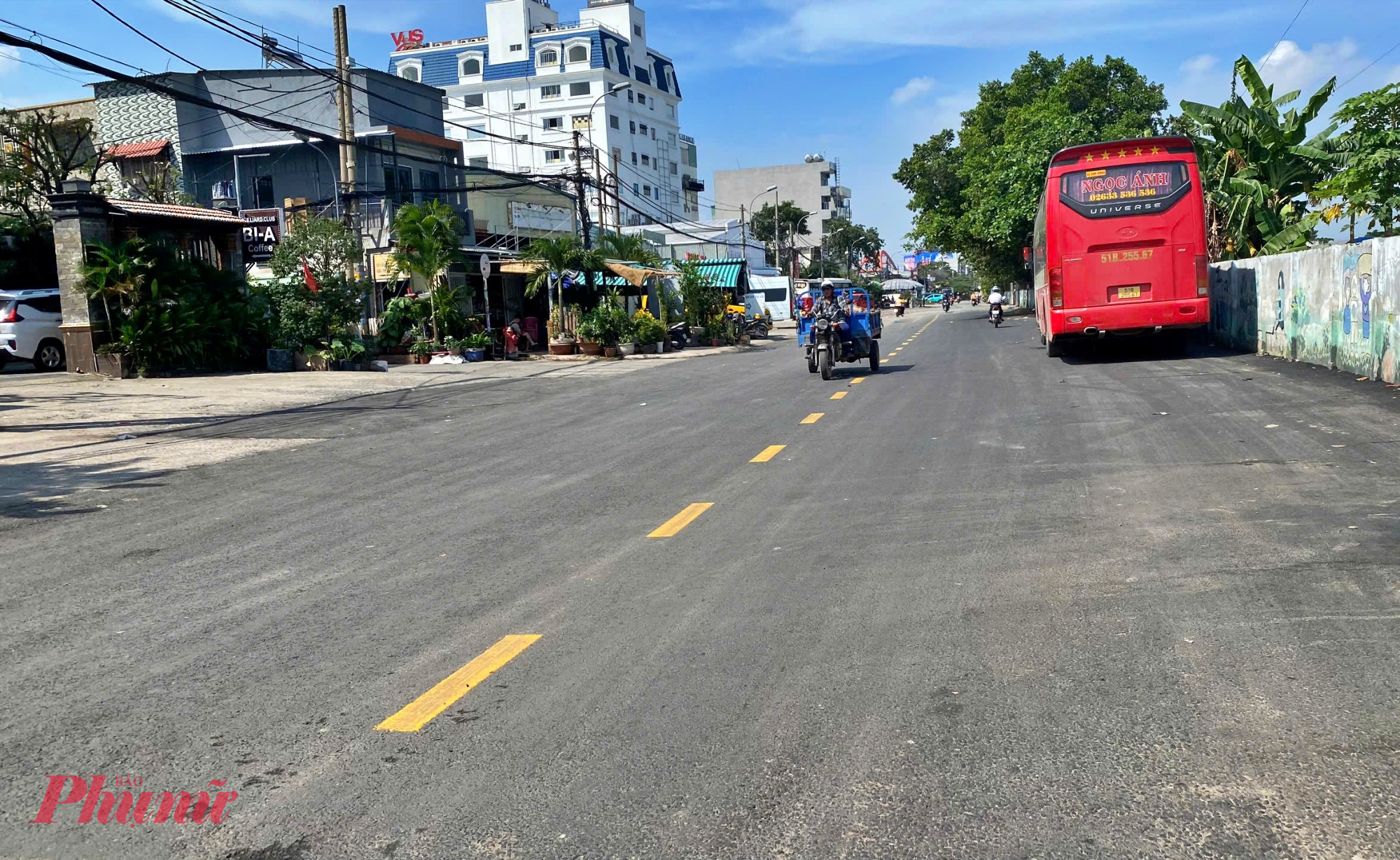 Các vị trí xuống cấp, bong tróc, nhiều ổ gà đọng nước đã được trải nhựa - Ảnh: Nguyễn Văn