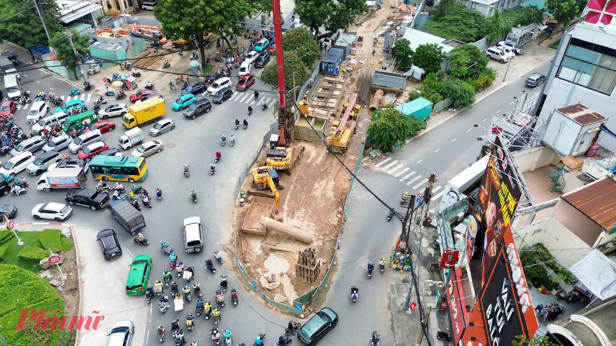 Công trình di dời hạ tầng kỹ thuật của tuyến metro số 2 tại vòng xoay Dân Chủ