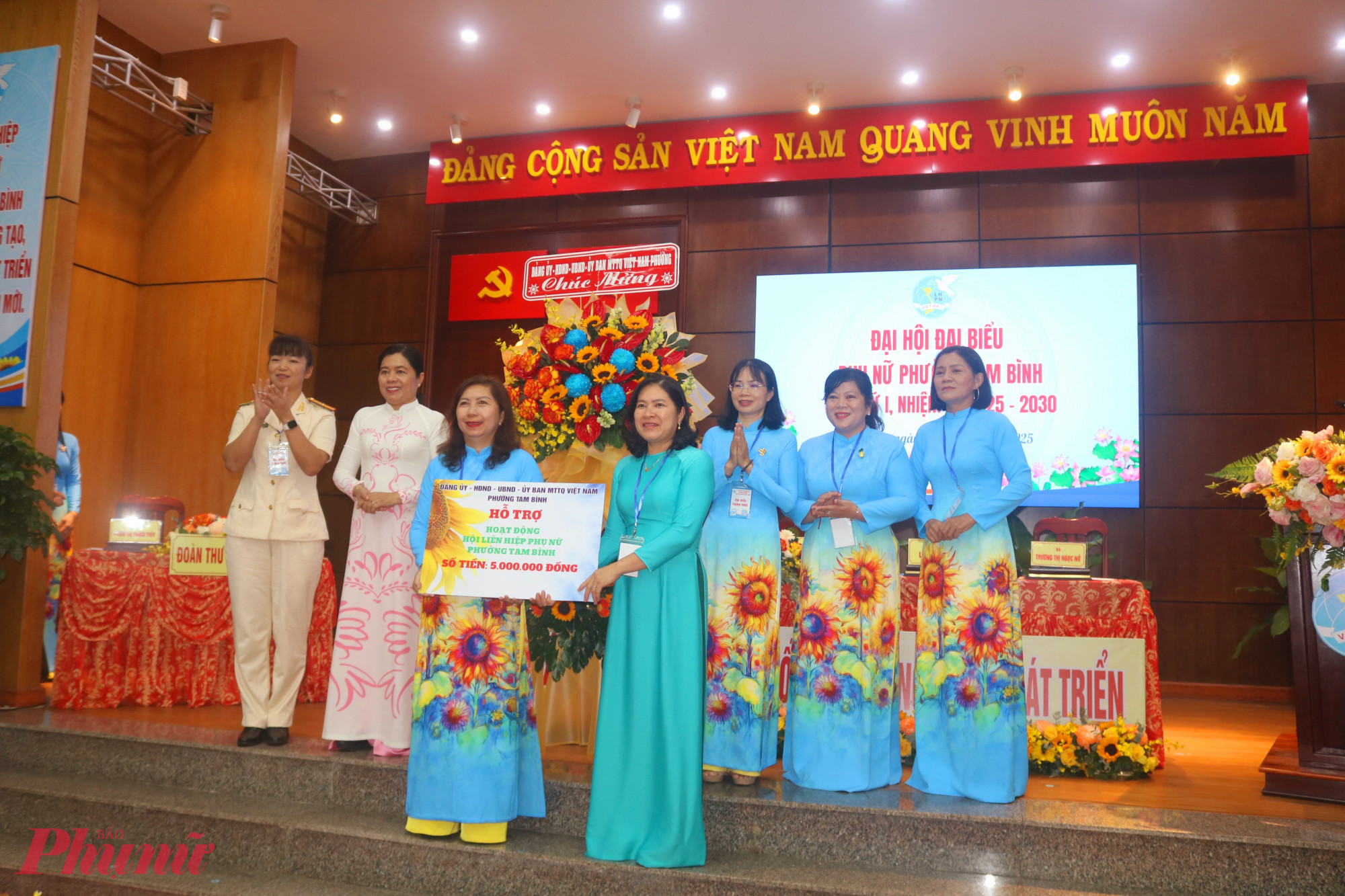Đoàn chủ tịch đại hội nhận hoa chúc mừng và bảng tượng trực kinh phí hỗ trợ hoạt động Hội LHPN phường từ Đảng ủy – HĐND – UBND - Ủy ban MTTQ Việt Nam phường Tam Bình - Ảnh: Thảo Nguyên