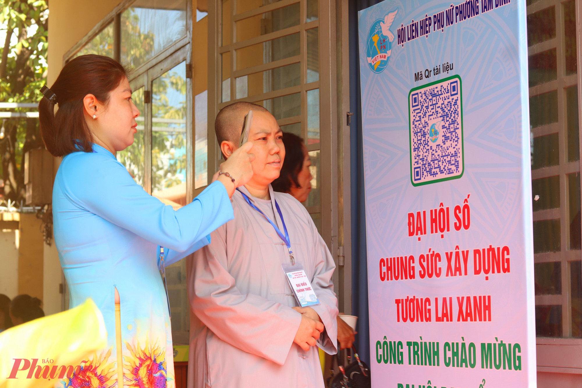 Đại biểu quét mã QR lấy tài liệu đại hội - Ảnh: Thảo Nguyên