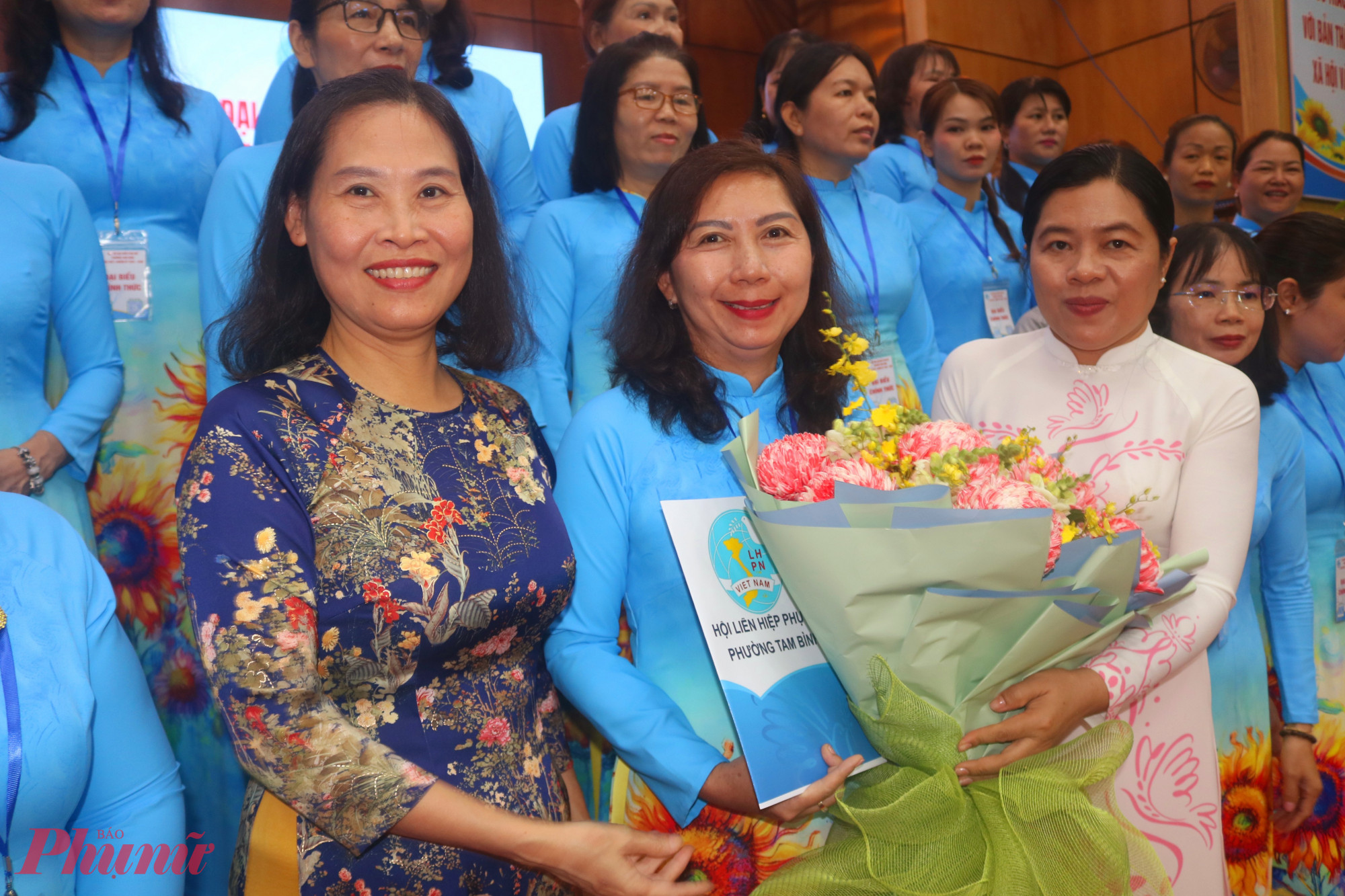 Bà Lê Thị Kim Thu – Phó chủ tịch Hội LHPN TPHCM (bìa trái) cùng bà Nguyễn Trần Phượng Trân – Bí thư Đảng ủy, Chủ tịch HĐND phường Tam Bình (bìa phải) trao quyết định chỉ định nhân sự và hoa chúc mừng Ban chấp hành Hội LHPN phường Tam Bình, nhiệm kỳ 2025 – 2030 - Ảnh: Thảo Nguyên 
