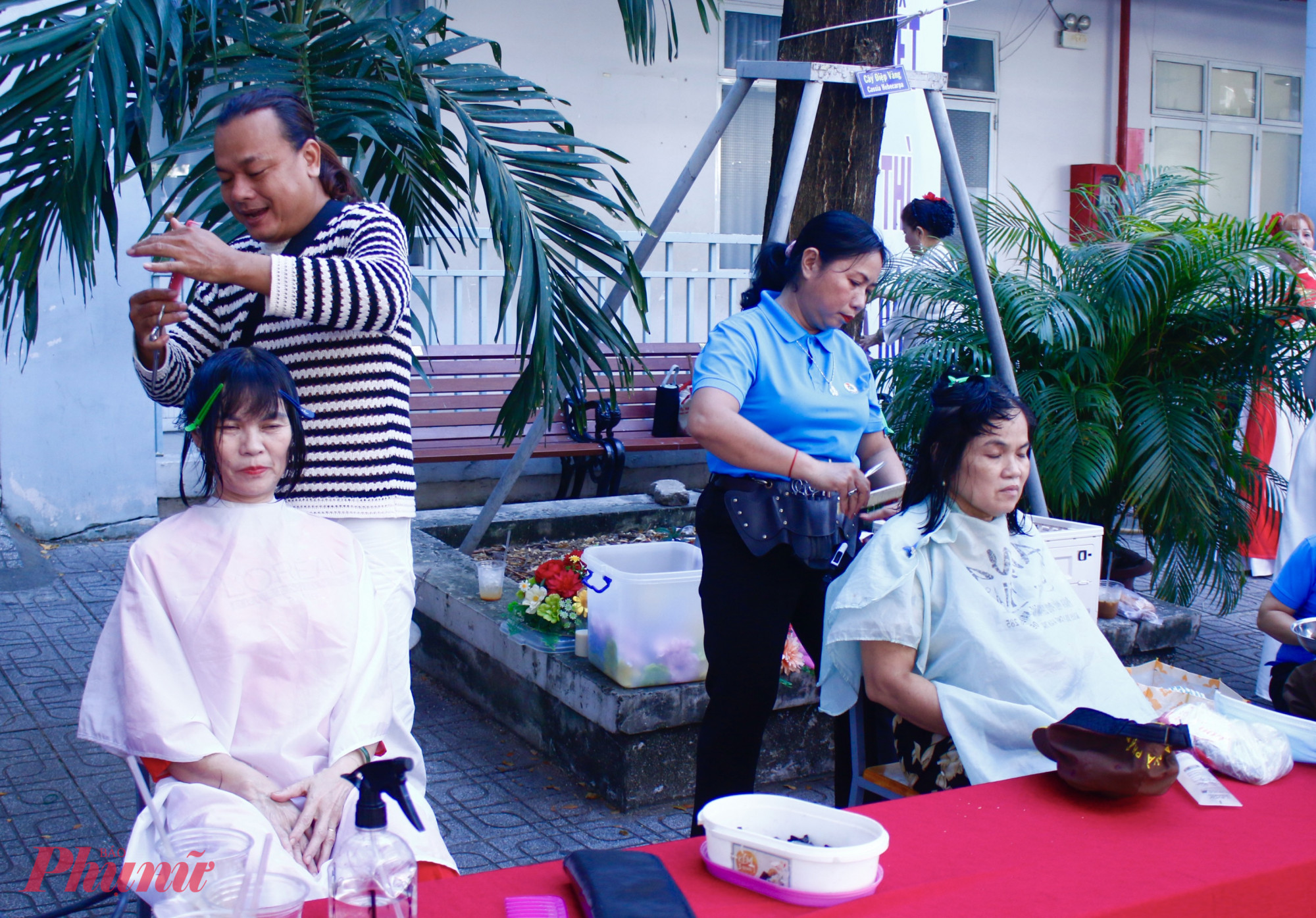 Phụ nữ trải nghiệm làm đẹp tại ngày hội