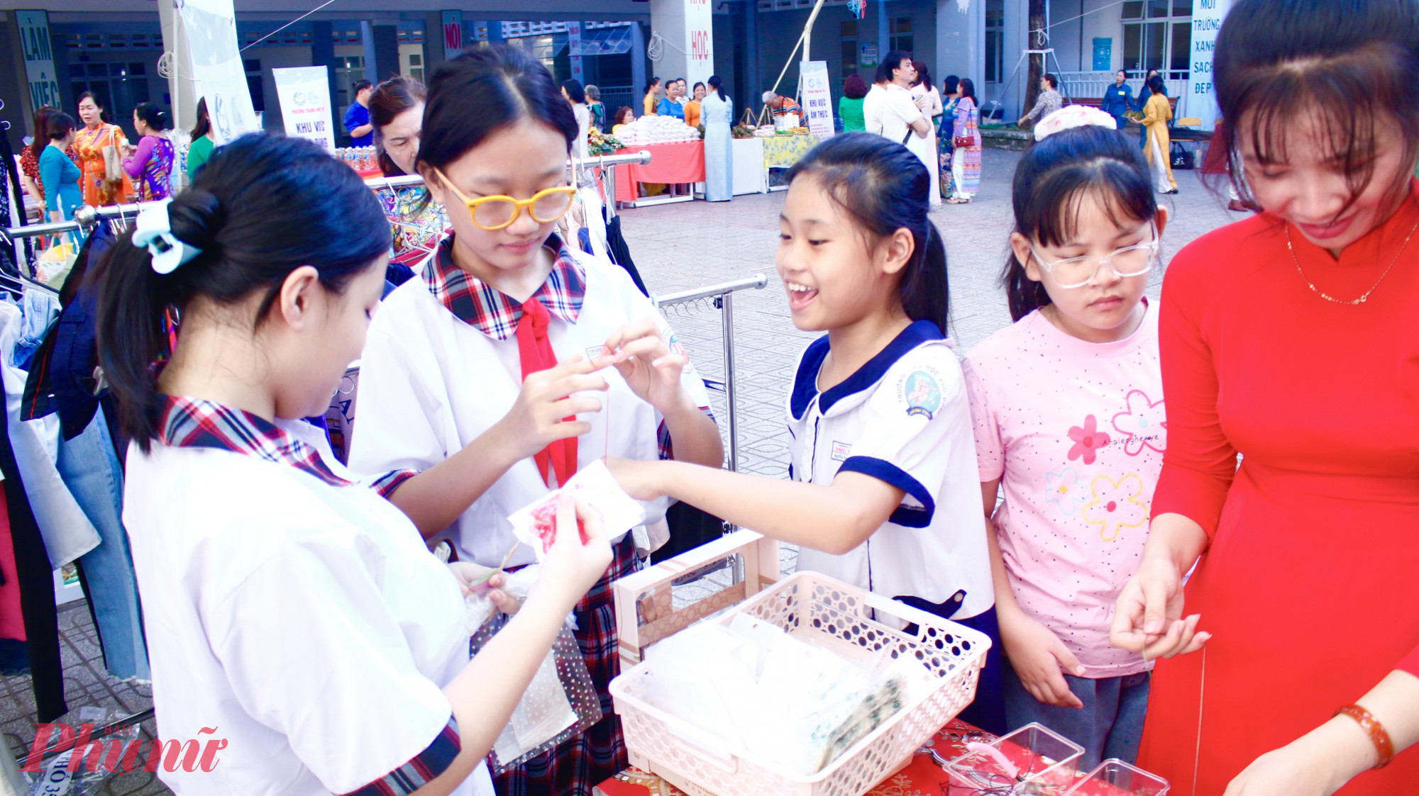 Trẻ em thích thú  kết cườm làm vòng tay 