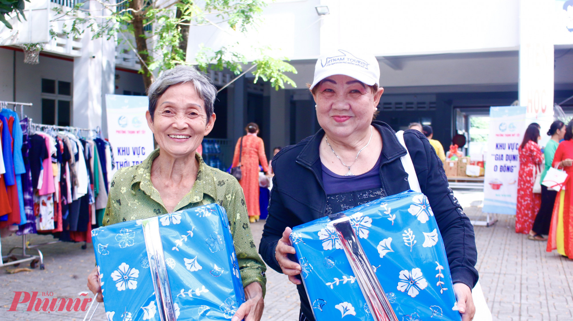 Hội viên phụ nữ phấn khởi nhận quà ra về