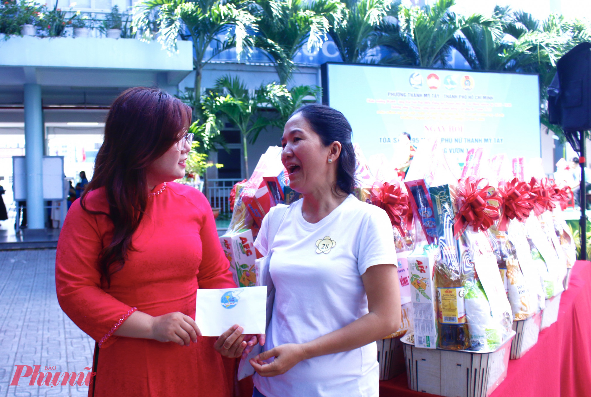 Bà Huỳnh Thị Thanh Thảo – Chủ tịch Hội LHPN phường Thạnh Mỹ Tây trao quà cho chị Trần Kim Chi (47 tuổi, khu phố 3) làm nghề buôn bán dạo. Bà Chi bày tỏ niềm vui khi được quan tâm, sẻ chia vào những dịp đặc biệt