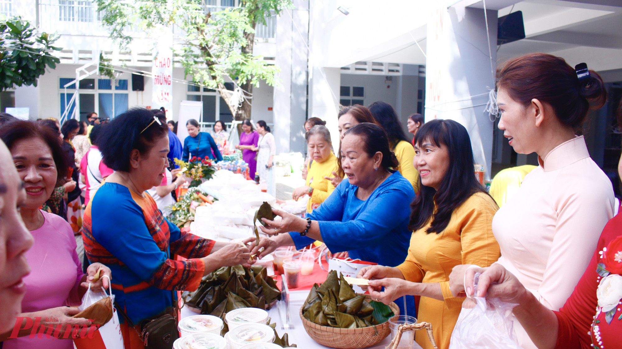 Phụ nữ tham dự nhận suất ăn yêu thương