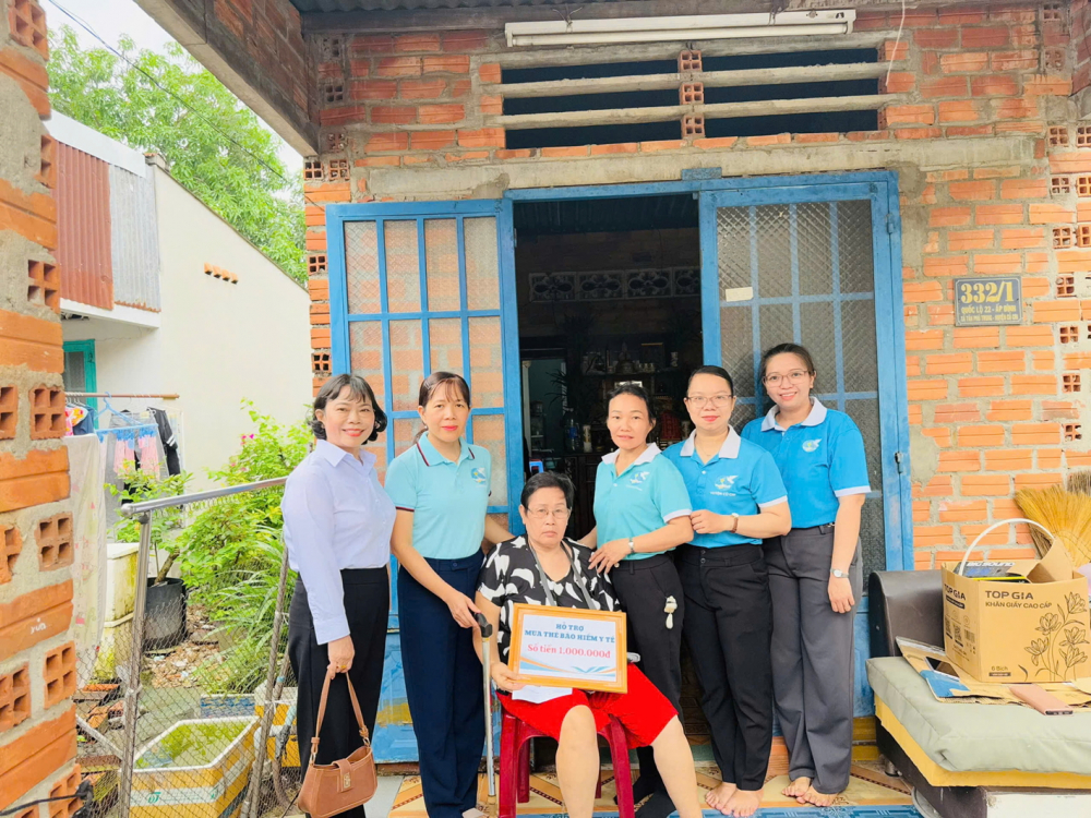 Hội LHPN xã Củ Chi thực hiện công trình “Trao yêu thương - Nhận hạnh phúc”,  trao tặng thẻ bảo hiểm y tế cho phụ nữ khó khăn
