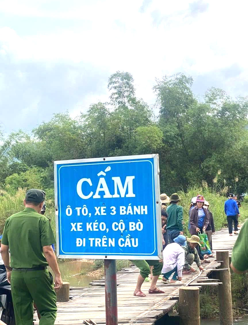 Cây cầu tạm nối liền giữa hai thôn Long Hòa và Long Mỹ, xã Đồng Xuân Ảnh: Công an xã Đồng Xuân
