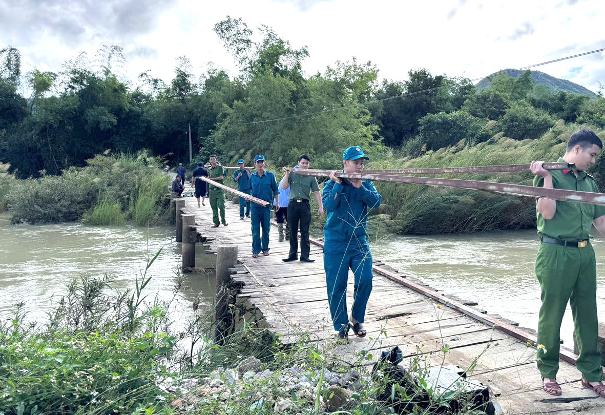 Tiến hành tháo dỡ cầu “sợ lũ” bắt qua Sông Cô. Ảnh: Công an xã Đồng Xuân