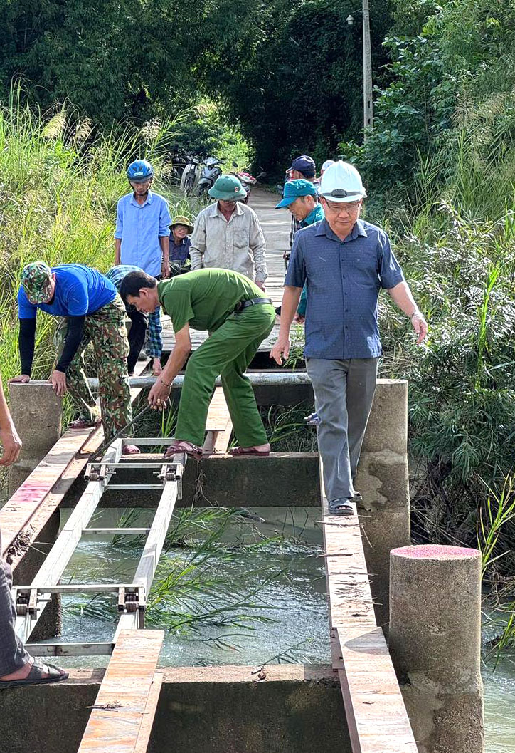 Nhiều năm qua trước khi lũ về, địa phương và người dân lại tháo cây cầu “cất” đi vì sợ trôi cuốn người khi đang qua cầu. Ảnh: Công an xã Đồng Xuân