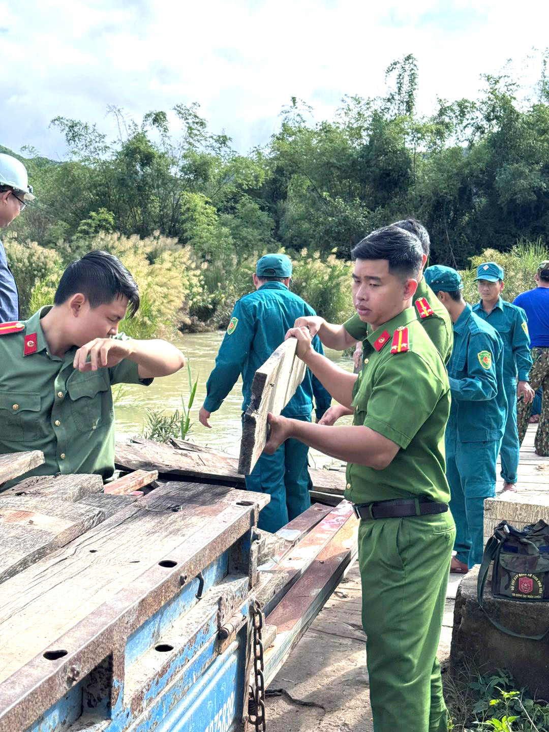 Việc tháo dỡ nhằm phòng tránh rủi ro khi mực nước sông dâng cao, dòng chảy mạnh, gây nguy hiểm cho người dân qua lại. Ảnh: Công an xã Đồng Xuân
