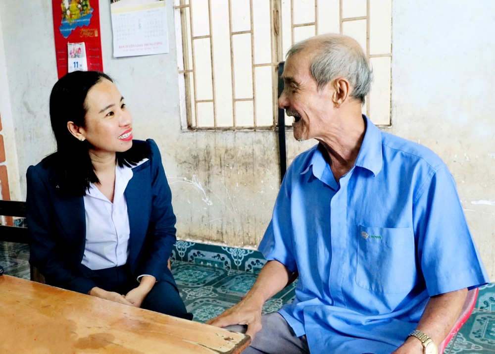 Phụ nữ Việt Nam - Từ điểm tựa hạnh phúc đến động lực phát triển đất nước Bà Võ Ngọc Thanh Trúc - Phó chủ tịch Ủy ban MTTQ Việt Nam TPHCM, Chủ tịch Hội LHPN TPHCM - thăm, tặng quà thương binh Nguyễn Thanh Hải tại xã Ngãi Giao hồi tháng 7/2025 - ẢNH: DIỄM TRANG