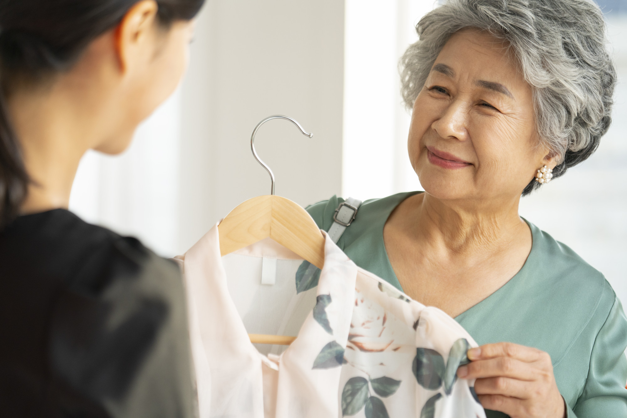 Mẹ chồng nói thẳng cứ đưa tiền cho mẹ chứ đừng mua quà làm tôi bất ngờ. (hình minh hoạ)