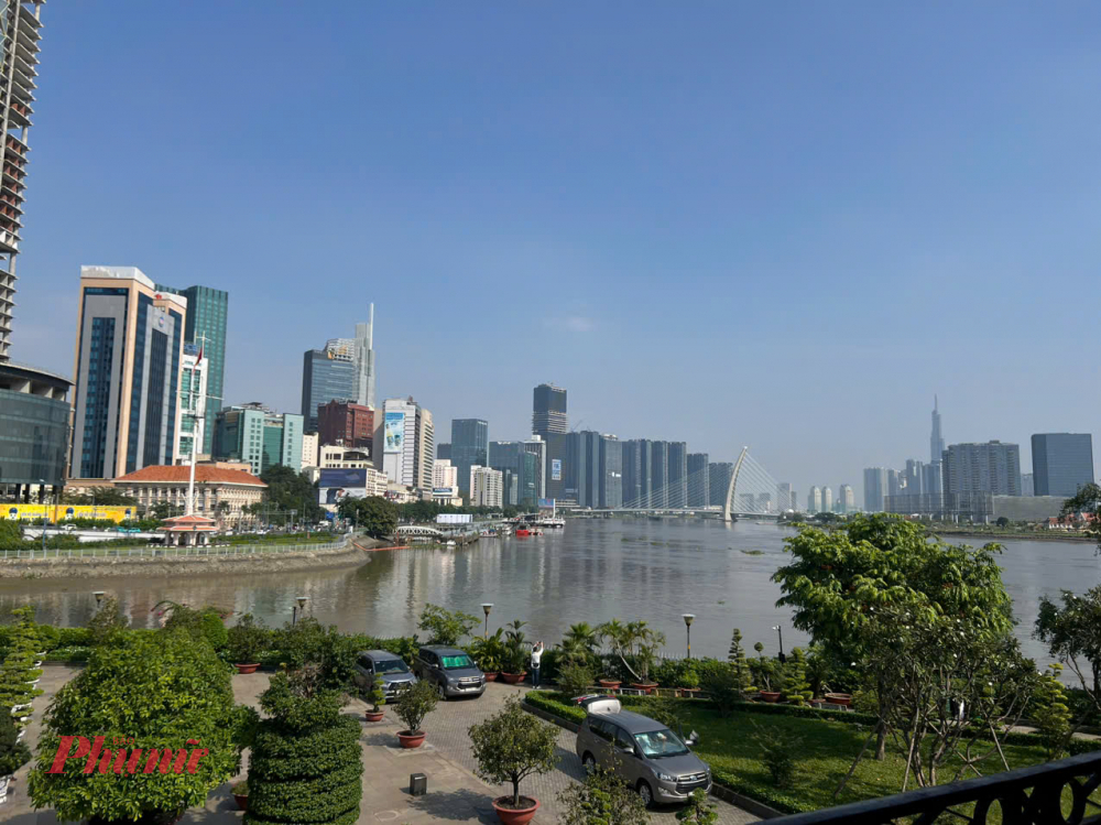 Bến Nhà Rồng có vị trí đắc địa khi nằm sát bờ sông Sài Gòn, mặt tiền hướng thẳng ra cột cờ Thủ Ngữ, bến Bạch Đằng (quận 1)