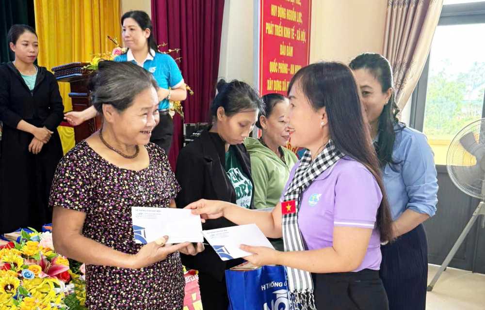 Phụ nữ Việt Nam - Từ điểm tựa hạnh phúc đến động lực phát triển đất nước Bà Trịnh Thị Thanh - Phó chủ tịch thường trực Hội LHPN TPHCM - tặng quà cho phụ nữ khó khăn chịu ảnh hưởng bởi bão lũ ở tỉnh Hà Tĩnh vào ngày 16/10 - ẢNH: DIỄM TRANG