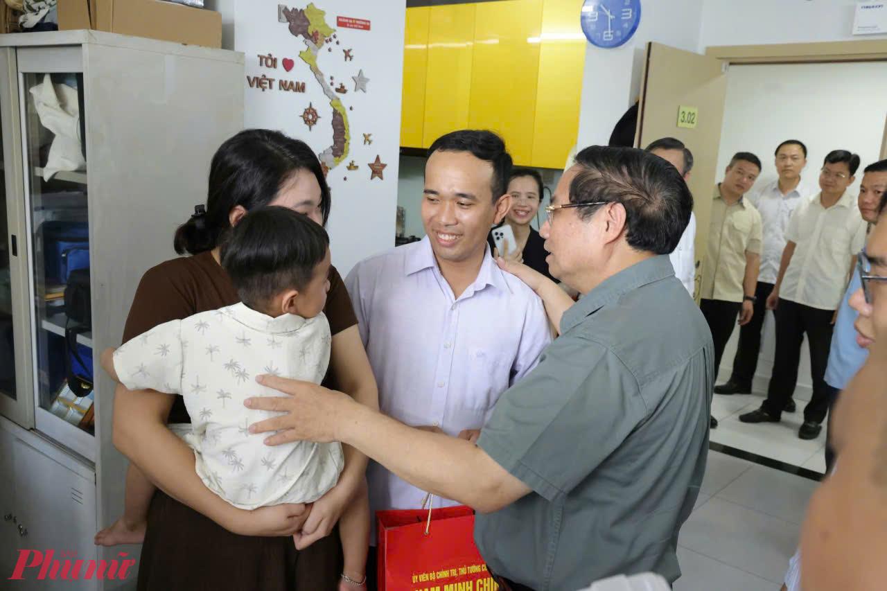 Thủ tướng Phạm Minh Chính thăm, tặng quà một số hộ gia đình trong dự án.  Ảnh: Trung Phạm
