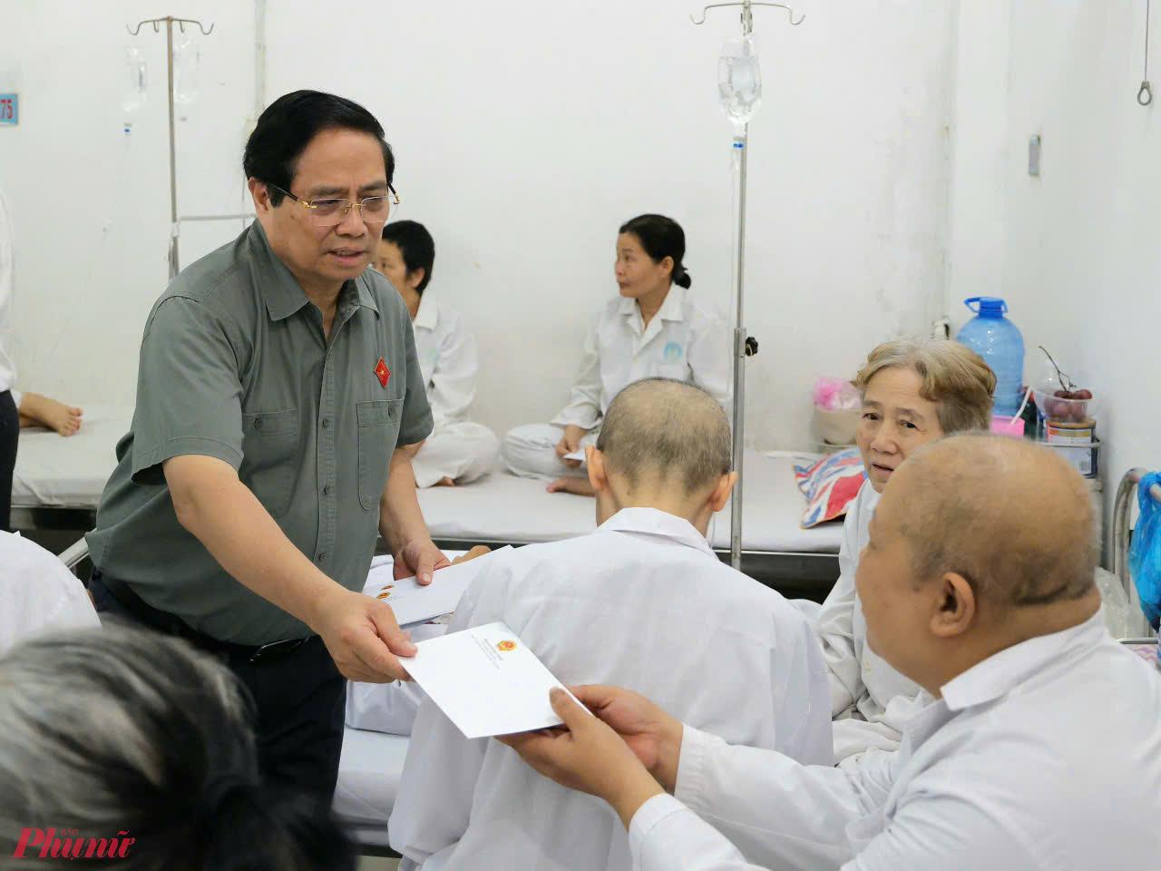 Thủ tướng cũng đã tới thăm Bệnh viện Ung bướu Cần Thơ (cơ sở cũ), kiểm tra hiện trạng cơ sở vật chất ở đây; thăm hỏi, động viên đội ngũ y bác sĩ, các bệnh nhân đang điều trị ở bệnh viện