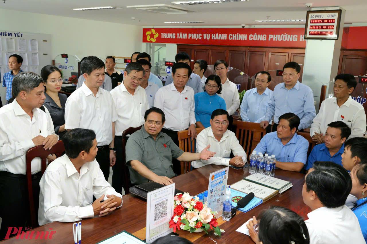 Thủ tướng Phạm Minh Chính - yêu cầu TP Cần Thơ bố trí, sắp xếp cán bộ phù hợp với tinh thần trách nhiệm cao, coi trọng người dân, nhiệt tình hướng dẫn, phục vụ người dân, doanh nghiệp kịp thời, chu đáo, hiệu quả hơn. Ảnh: Trung Phạm 