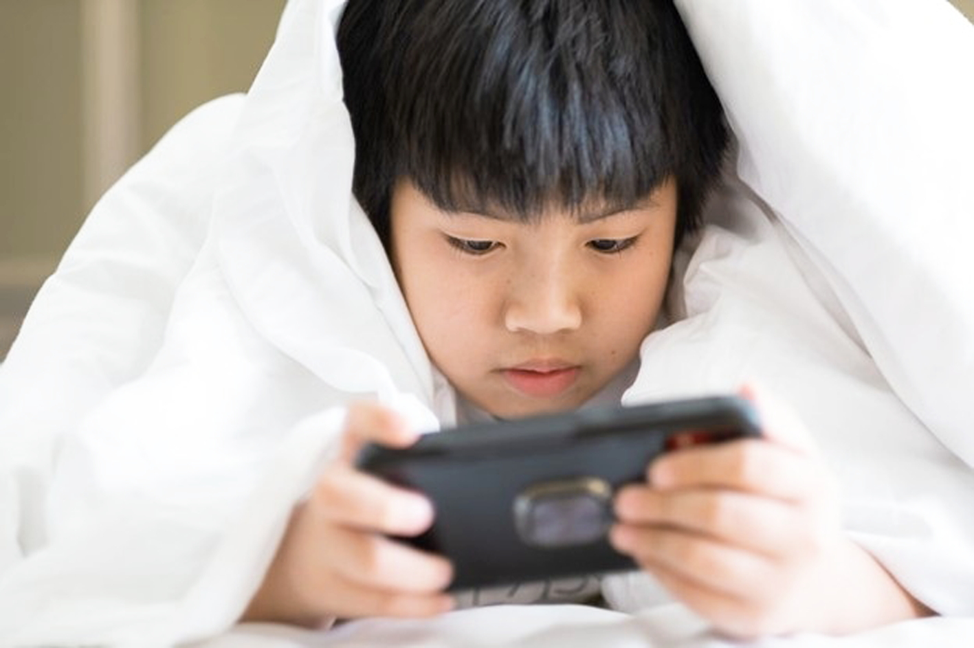 Sử dụng mạng xã hội sớm có thể dẫn trẻ em đến những nguy cơ khó lường - Ảnh minh họa: Shutterstock