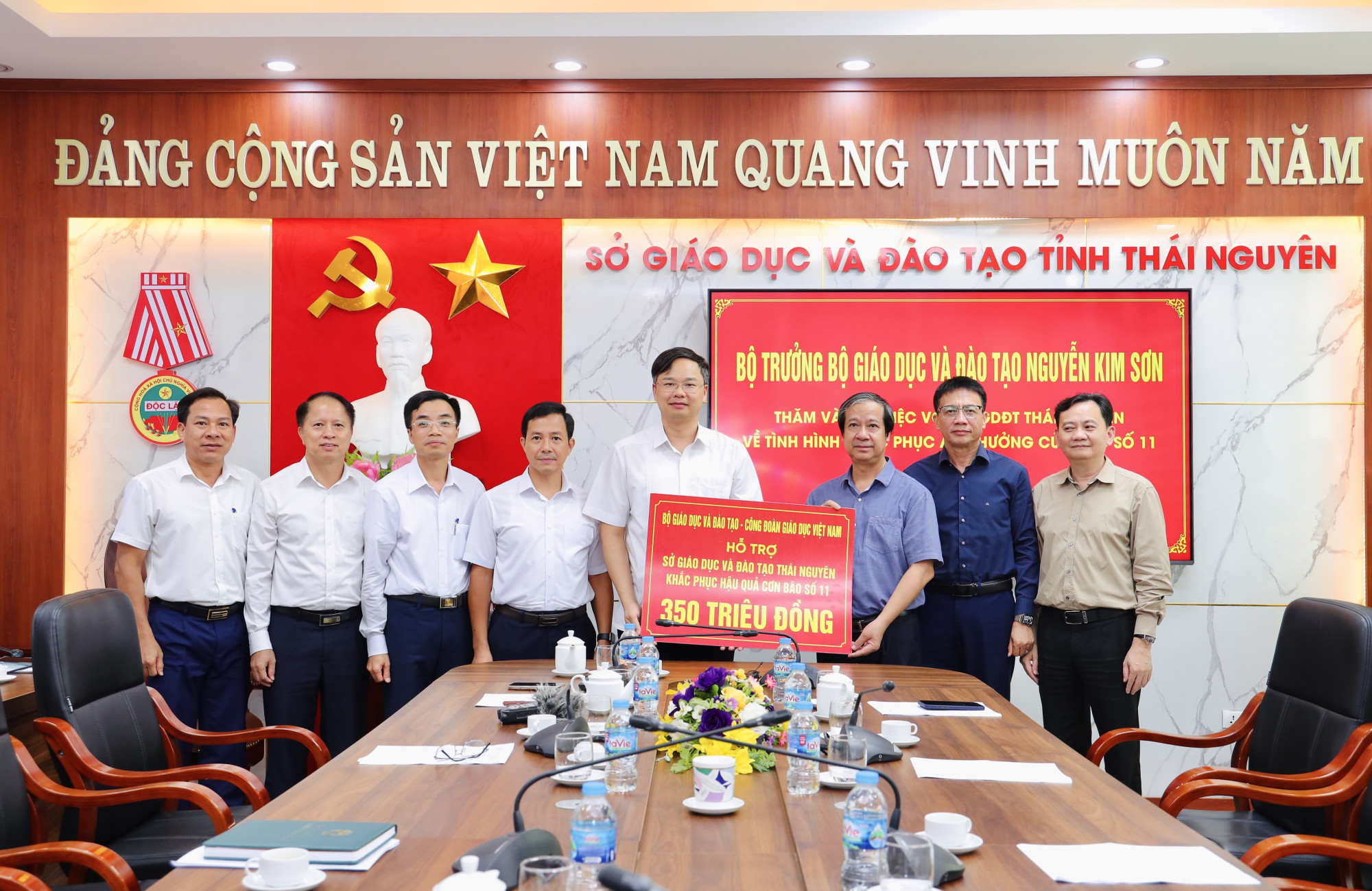 Bộ GD-ĐT - Công đoàn giáo dục Việt Nam trao hỗ trợ khắc phục hậu quả bão lũ cho ngành GD-ĐT Thái Nguyên. Ảnh: Bộ GD-ĐT