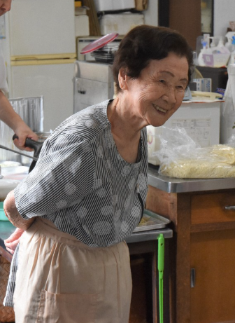 Bà Fuku Amagawa chào đón khách tại nhà hàng. Bà thích trò chuyện với khách. v
