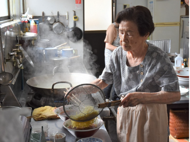 Bà Fuku và món mì nổi tiếng. Ảnh: Mainichi