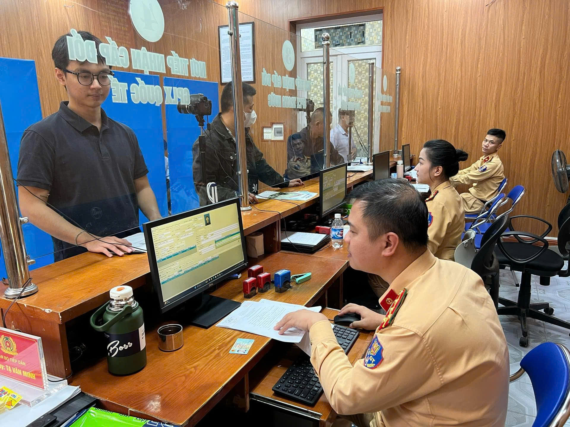Người dân đến đăng ký cấp, đổi GPLX. Ảnh: Công an cung cấp.